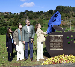 Su Alteza Real la Princesa de Asturias durante el descubrimiento de una placa conmemorativa